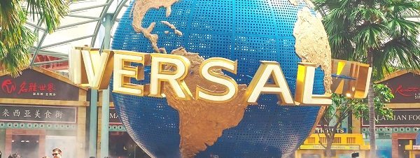 ユニバーサル・スタジオ・ハリウッドの入り口にある大きなロゴ入り地球儀